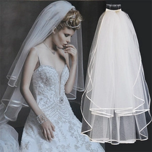 Détail du voile de mariée blanc double épaisseur avec bordure en ruban de satin