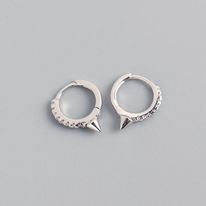 Détail de créoles en argent 925 avec zircons et design punk à pointe sophistiqué