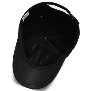 Vue intérieure d'une casquette de baseball noire 100% coton avec boucle réglable