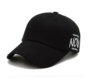 Détail d'une casquette de baseball noire avec broderie de texte blanc sur le côté
