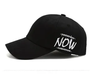 Vue latérale de casquette de baseball noire en coton avec texte blanc imprimé en soie