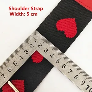 Bandoulière noire de 5cm avec broderie de cœurs rouges et attaches en similicuir