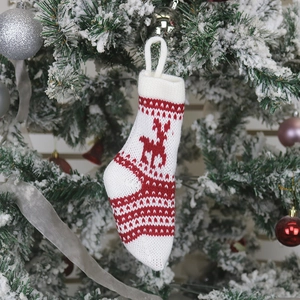 Chaussette de Noël en tricot blanc avec motif de renne rouge suspendue au sapin de fête