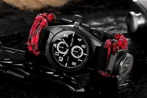 Detaillierte Ansicht der Herren-Sportquarzuhr mit rotem Paracord-Armband und Kompass