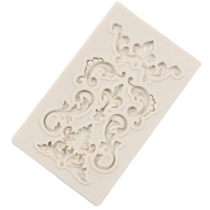 Gros plan du moule en silicone beige avec motifs floraux ornés pour décorer les gâteaux