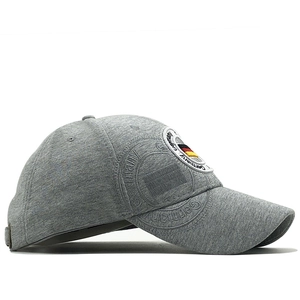 Berretto da baseball grigio in cotone con ricamo bandiera tedesca, vista laterale 45 gradi