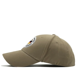 Dettaglio del cappellino da baseball kaki in cotone con ricamo Germania e bandiera
