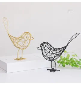 Détail d'oiseaux en fil de fer nordiques minimalistes en finitions dorée et noire