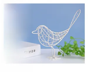 Détail de la sculpture d'oiseau en fil blanc avec structure en métal évidé épuré