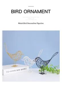 Vue détaillée d'oiseaux décoratifs en fil de fer minimaliste en or, noir et blanc