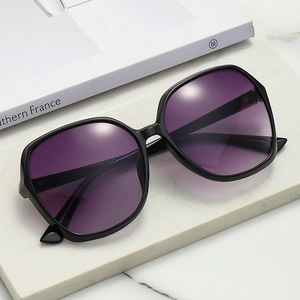Oversized Sunglasses For Women Fashion Square Frame UV400 Protection Gradient Lenses Trendy Elegant Eyewear With Metal Hinge