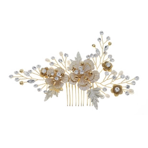 Détails du peigne de mariée avec perles, cristaux et fleurs en argile faites à la main