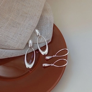 Minimalist S925 sterling silver geometric oval and drop earrings in shiny silver finish