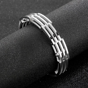 Detailaufnahme eines dreireihigen Stahl-Armreifs im Industrial-Stil auf einem Display