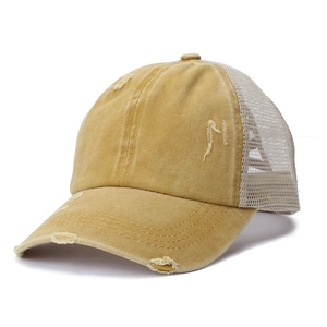 Detail der gewaschenen senfgelben Trucker-Cap mit Distressed-Optik und Mesh-Einsatz