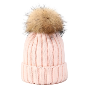 Hellrosa Damen-Strickmütze mit vertikalem Rippenmuster und großem Naturfell-Pompon