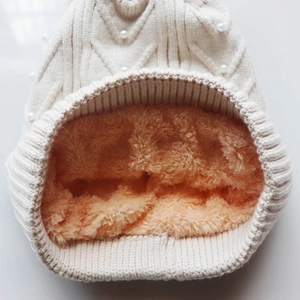 Damen Strickmütze mit Perlenbesatz und dickem Thermo-Fleecefutter für den Winter