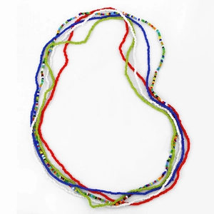 Collier bohème multicouche en perles colorées avec un design ethnique multi-rangs vif