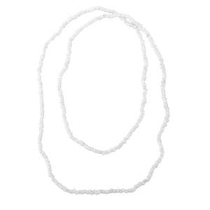 Détail macro d'un collier de perles blanches à double rangée de style bohème minimaliste
