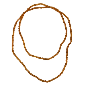 Vue détaillée du collier en perles ambrées avec finition en résine de verre transparente