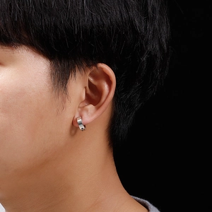 Boucle d'oreille clip minimaliste en acier inoxydable argenté pour homme et femme, fond noir