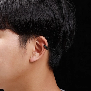 Boucle d'oreille manchette noire minimaliste en acier pour homme et femme sur l'oreille