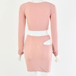 Vue arrière d'un ensemble rose deux pièces en tricot côtelé avec crop top et mini-jupe