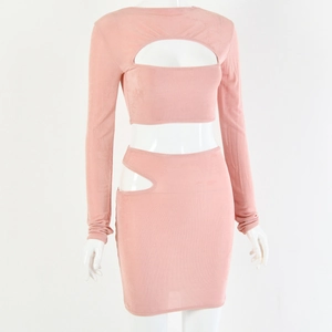 Détail de l'ensemble haut rose à manches longues et mini-jupe avec découpes élégantes