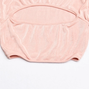 Détail du tissu rose avec découpes ajourées et coutures à la texture douce et souple