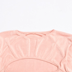 Détail rapproché du haut en velours rose avec découpe élégante au niveau du col