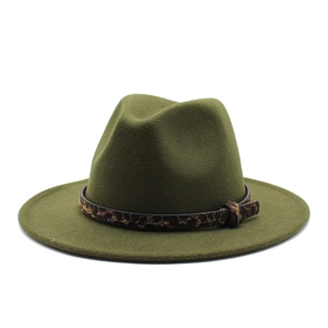 Dettaglio del cappello fedora in lana verde oliva con fascia leopardata e fibbia in metallo