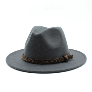 Dettaglio del cappello fedora in lana grigio scuro con un elegante cinturino leopardato