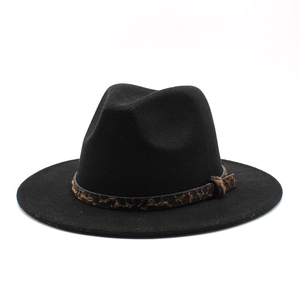 Dettaglio cappello fedora in lana nera con fascia leopardata alla moda e tesa larga