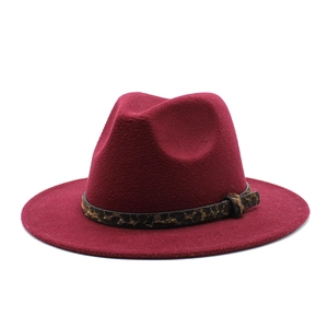 Dettaglio del cappello fedora in lana bordeaux con fascia leopardata e fibbia in metallo