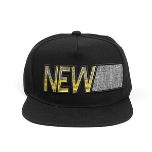 Casquette hip-hop noire à bord plat avec broderie NEW et motifs texturés argentés pour adultes