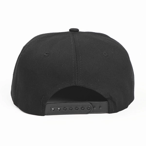 Vue arrière de la casquette snapback noire à visière plate avec attache réglable sur blanc