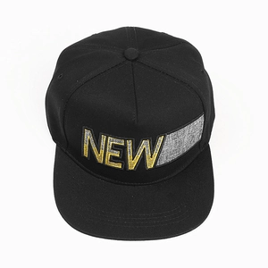 Détail de la broderie NEW sur casquette hip-hop noire à bord plat et accent argenté