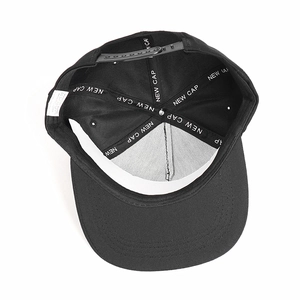 Vue détaillée de l'intérieur d'une casquette en coton avec coutures renforcées et sangle