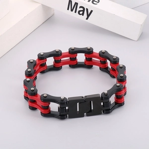 Dettaglio del bracciale a catena da bici con maglie nere e rosse e chiusura a scatto