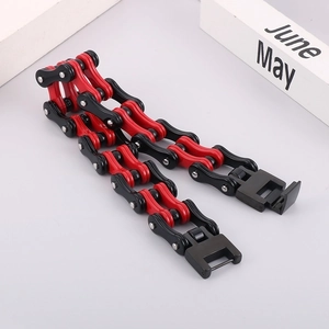 Dettaglio del bracciale a catena da moto rosso e nero con chiusura a scatto nera