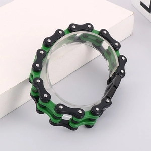 Dettaglio del braccialetto stile catena da bicicletta verde e nero su supporto espositivo