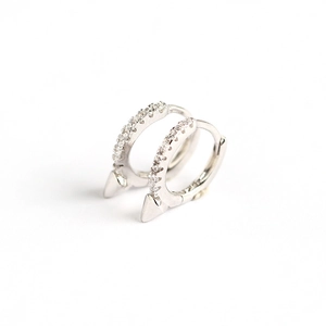 Boucles d'oreilles huggie en argent S925 avec rivets punk et pierres de zircon clair