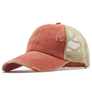 Dettaglio cappello baseball vintage arancione in cotone lavato con visiera sfrangiata