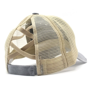 Dettaglio delle fasce elastiche incrociate e rete beige sul retro del cappellino grigio