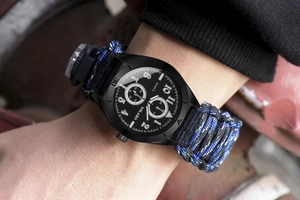 Nahaufnahme Herren-Sportuhr mit blauem Tarn-Paracord-Armband im Outdoor-Design