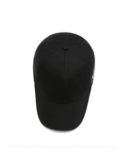 Vue de dessus d'une casquette de baseball noire en coton avec broderie blanche et 6 panneaux
