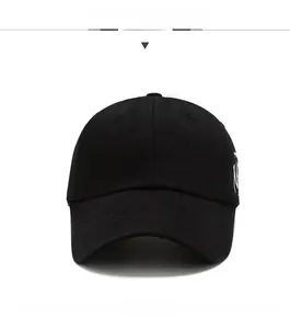 Détail de la casquette noire en coton avec broderie NY blanche et tissu en sergé