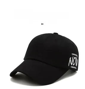 Détail de la broderie blanche sur la casquette de baseball en coton noir de côté