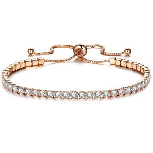 Détail du bracelet tennis en or rose avec zircons et fermoir bolo réglable de luxe