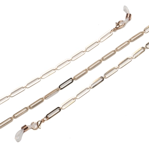 Elegante catenella per occhiali dorata con maglie ovali e passanti in silicone antiscivolo